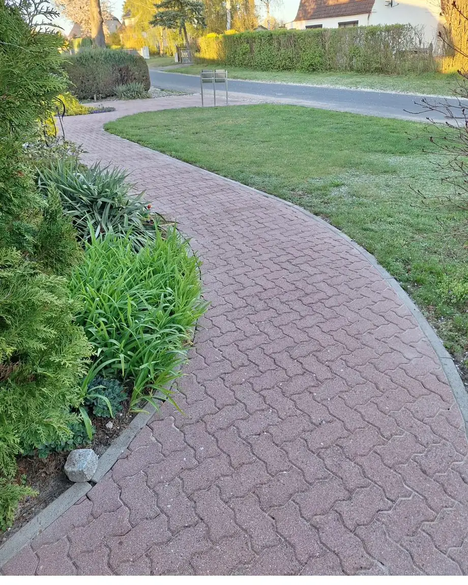 Gartenweg – dieselbe Stelle vor und nach der Reinigung nach der Reinigung